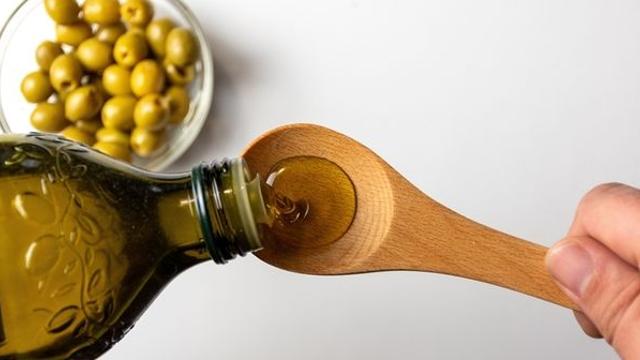아침 공복에 스푼에 따라 그대로 먹는 '올리브 오일'은 따로 있습니다