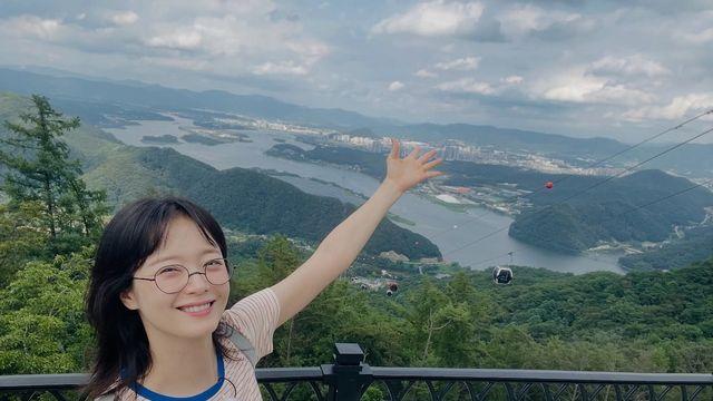 전소민, 산뜻한 스트라이프 티셔츠로 전한 힐링 무드