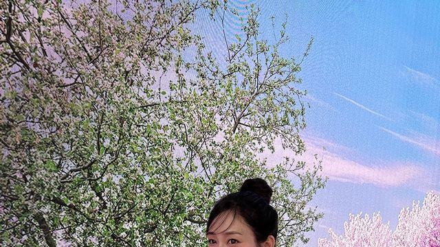 성유리, 봄 정원의 색감을 그대로 입은 듯한 플로럴 드레스 스타일링