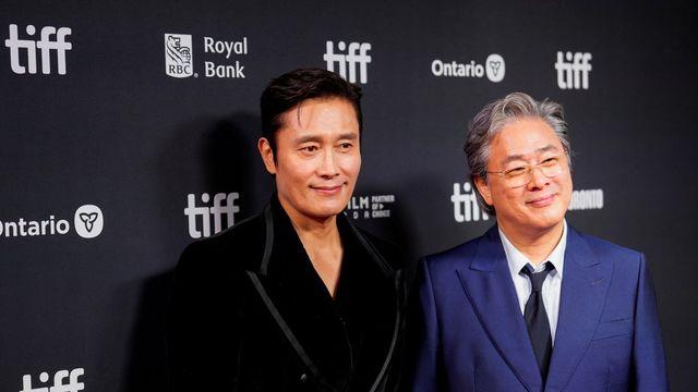 이병헌, 토론토영화제서 韓배우 첫 특별공로상…박찬욱이 시상