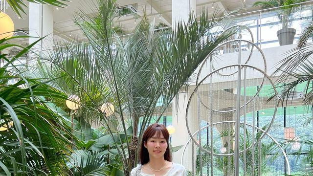 화이트 무드 속 우아한 실루엣, 노윤주의 로맨틱 화보룩