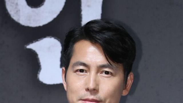 정우성, 혼외자 논란 1년 만에 공식 석상…부일영화상 행사 참석