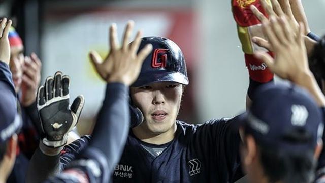 '김태형표 야간 집합 제대로 통했나?' 1회 짜릿 3중살→무실책 5연패 탈출…