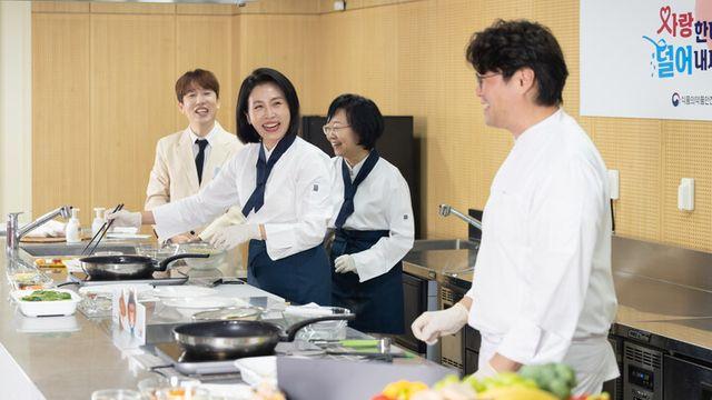 김혜경 여사, ‘잡채파스타’ 만들며 건강한 ‘K-푸드’ 조리법 알려