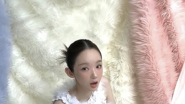 ‘사업가 변신’ 강민경, 직접 모델 나선 요정 같은 비주얼 [AI 포토컷]