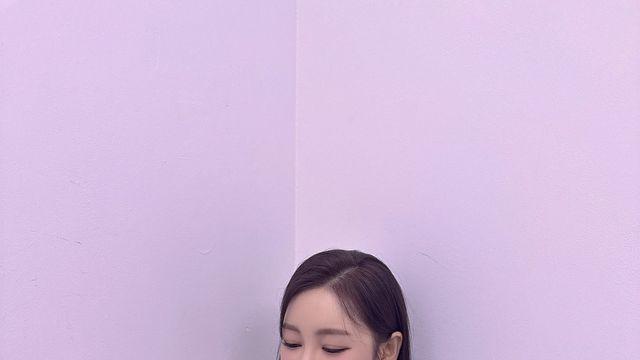 송가인, 네이비 핀스트라이프와 화이트 톤의 감각적인 레이어드룩