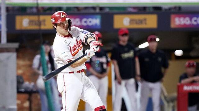 SSG 최정, KBO 최초 10시즌 연속 20홈런 쾅
