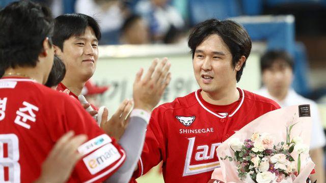 최정, KBO리그 최초 10시즌 연속 20홈런...SSG, 3위 굳히기 돌입