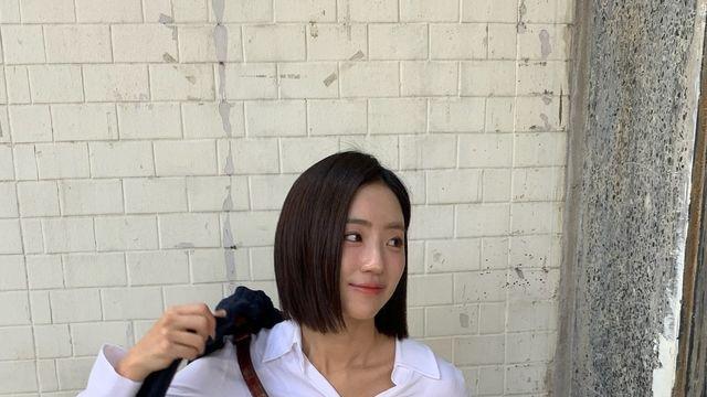 세련된 배혜지, 화이트 셔츠로 완성한 모던 시티룩