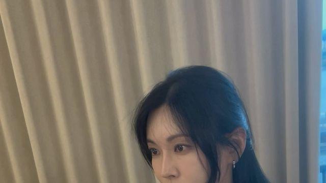 김소연, 미니멀 무드로 완성한 클래식 니트 스타일