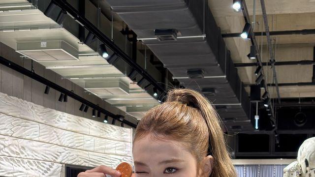 시크 블랙 드레스에 포니테일, 미야오 엘라의 9월 무드