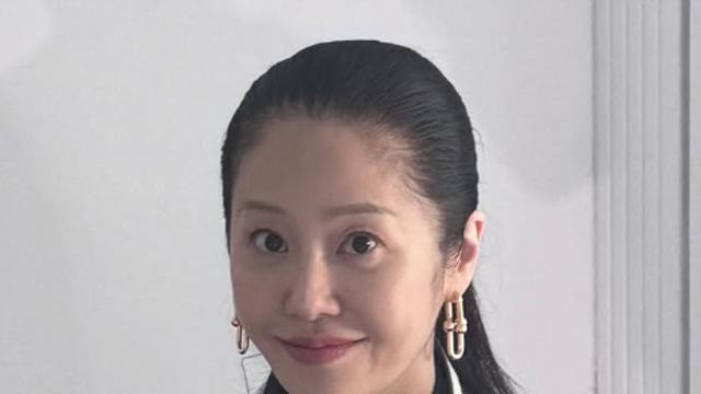고현정, 케이크 들고 환한 미소…여전한 ‘우아美’ [AI 포토컷]