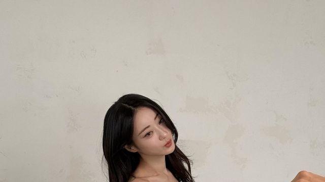 '나인뮤지스 15주년' 경리, 블랙 톱과 데님으로 담백하게 그린 미니멀 무드