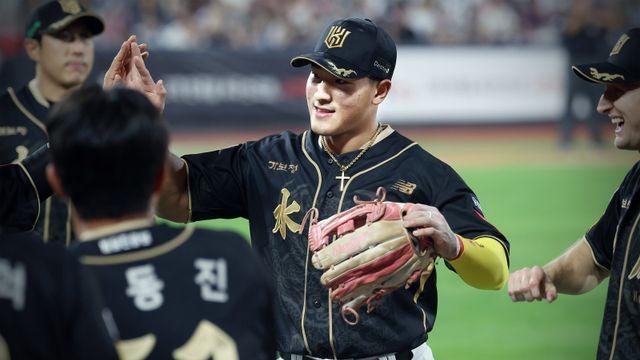 빠르고 정확한 ‘보살 1위’…신인왕·MVP 동시 석권 노리는 KT 안현민, 수비에서도 뚜렷한 존재감