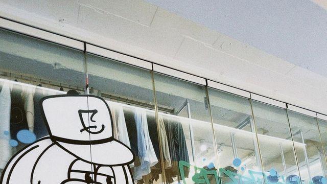 도심 속 스트리트 무드를 담은 마시마 유의 블랙 시크룩
