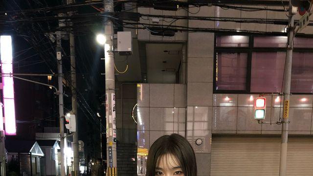 이프아이 카시아의 스트리트 무드, 그레이 톤으로 담아낸 시선