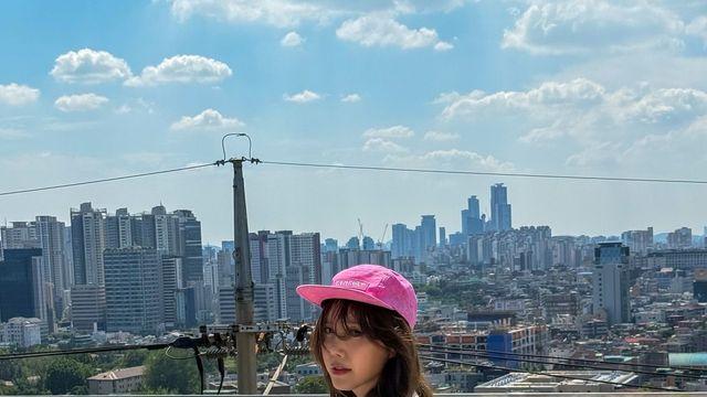 도심 뷰에 핑크 포인트, 채정안의 트렌치코트 무드