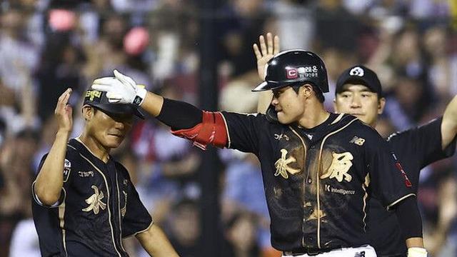 '권동진 결승타·패트릭 구원 출격' KT, LG에 6-4 역전승…4위 사수