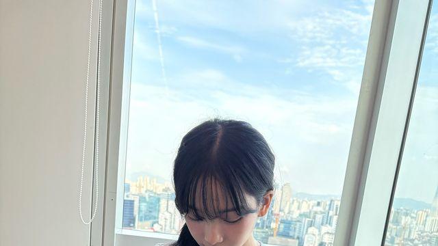 화이트 티셔츠와 체크 스커트의 데일리 무드, 에스파 카리나의 심플 스타일