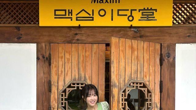 박보영, 전통 문살 사이로 비치는 내추럴 레이어드룩