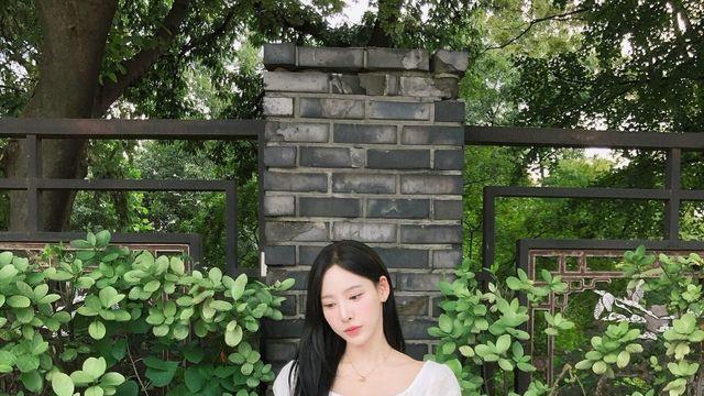 화이트 블라우스로 완성한 청량무드, 아나운서 이나연의 데일리룩