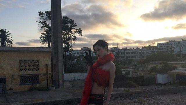 황혼빛 옥상 위 레드 퍼, 윈터의 강렬한 변주