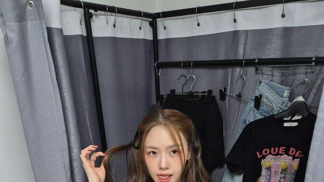 11월 결혼 방민아, 클래식 체크 베스트와 플리츠 스커트로 완성한 모던 스쿨룩