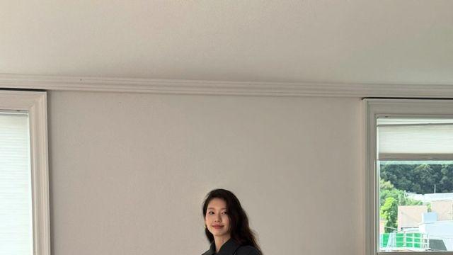 김진경, 클래식한 블랙 코트로 보여준 FW 무드
