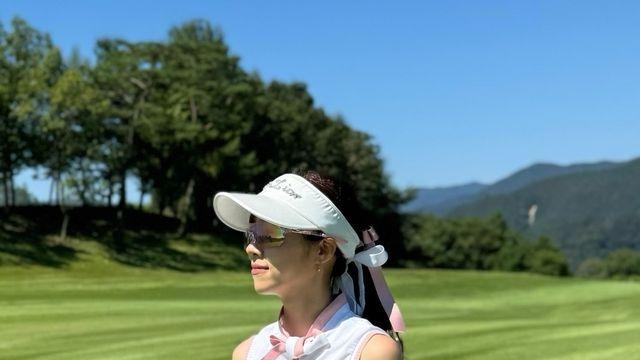 '골프에 반하다' 찍어도 될듯.... 노윤주, 필드 위 러블리 핑크 플리츠룩