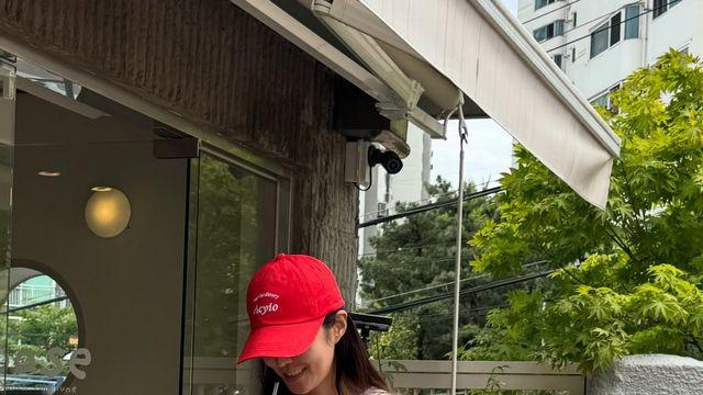 김성은, 데님과 레드 캡으로 완성한 커피 한 잔의 여유