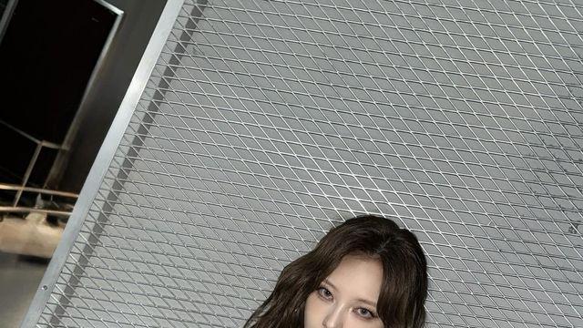 블랙 메탈릭 포인트로 시선을 압도한 문수아의 걸크러시 룩
