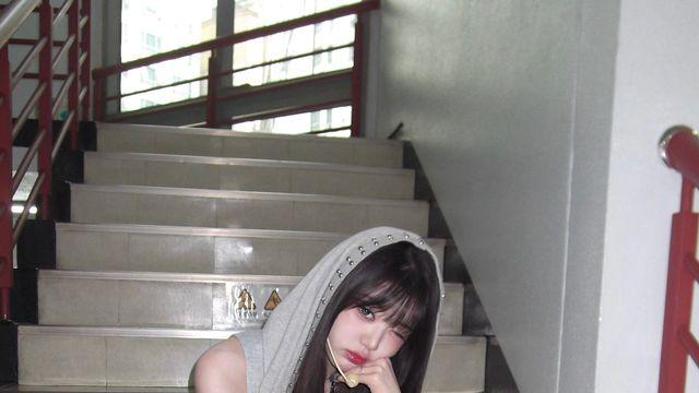스트리트 감성의 계단 위, 장원영의 눈빛이 강렬하다