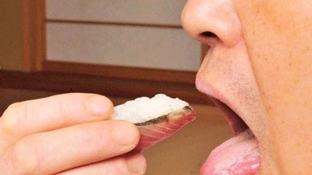 밥 먹을 때 '혀 마중' 나오는 남친 가족…