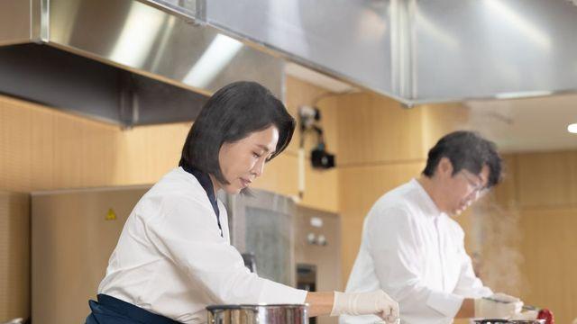 김혜경 여사, 오세득 셰프와 '잡채 파스타' 만들었다...