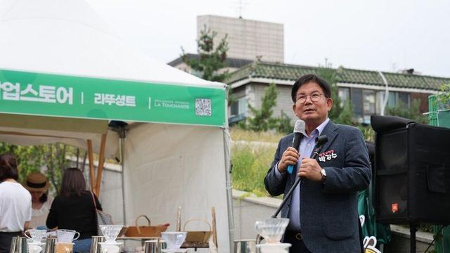 ‘커피향 속 행복 가득’ 박강수 마포구청장, 망원커피페스트서 바리스타로 변신