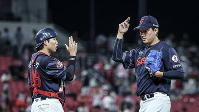 '롯데 3위 포기 없다!' 정철원 5회 등판→최준용 1⅔이닝→김원중 4OUT SV 총력전 성공…