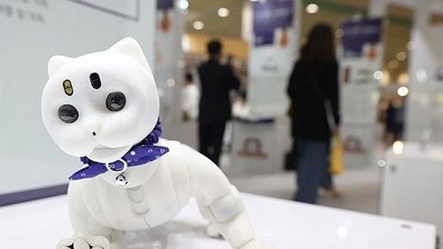 [AI 돋보기] 외로움 달래는 AI 반려 로봇, 새로운 가족인가