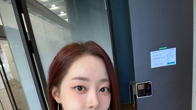 고우리, 매혹적인 슬리브리스와 초커로 드러낸 시크한 감각
