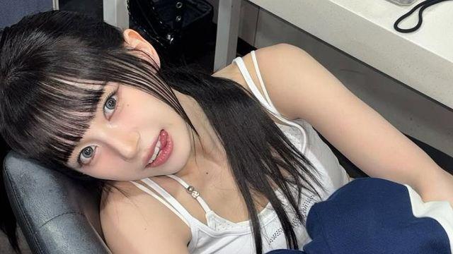 의자에 앉아있는 메이딘 마시로
