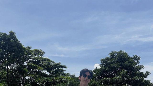 옥택연, 휴양지 감성 담은 화이트 티셔츠와 패턴 쇼츠의 여유