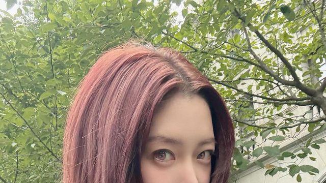 클라라, 시크 블랙에 샤넬 포인트…가을 감성 담은 셀피 공개