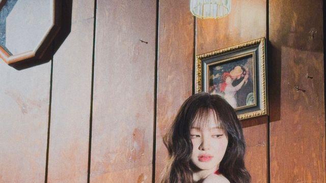 리즈, 크림슨 레드 드레스에 빈티지 무드…물결 웨이브로 성숙미 포착