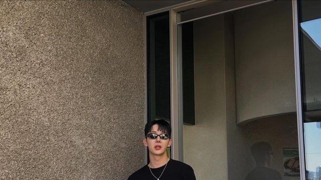 ‘깝권’의 유쾌함 대신, 플레어 데님과 체인 백으로 완성한 젠더리스 시티보이 룩