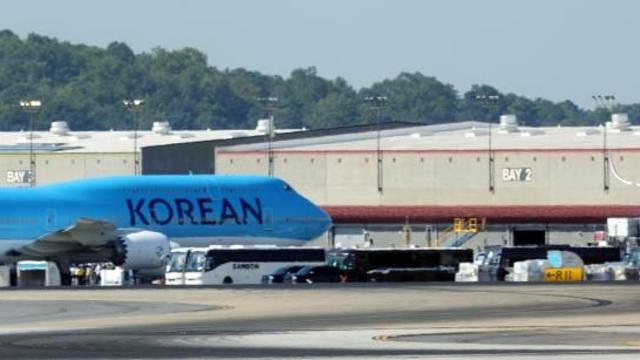 강훈식 비서실장, 美 구금 후 귀국 근로자들 맞이