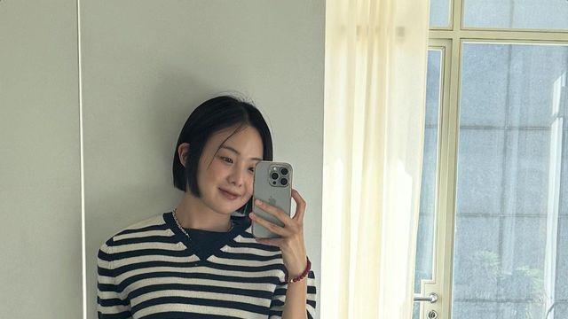금새록, 단정한 스트라이프 니트로 뽐낸 심플 시크 매력