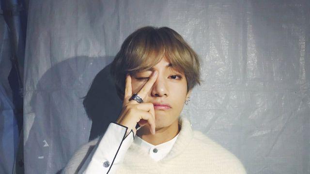 일본 스타도 빠진 ‘뷔그니처’…방탄소년단 뷔 포즈로 야구장 뒤집은 오카베 타카시