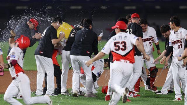 KIA, 9회말 김선빈 끝내기 안타로 두산에 5-4 승리…시즌 60승
