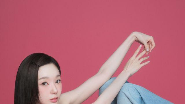 강민경, 코르셋 톱과 데님으로 완성한 청순 모던룩