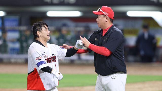 야구는 9회 2아웃부터, PS 경쟁 이어가는 KIA…데뷔 18년차 김선빈, 데뷔 첫 끝내기 안타