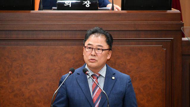 김창수 김해시의원, 어방초 운동장 하부 공영주차장 조성 제안